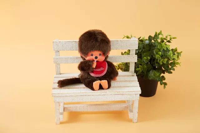 MONCHHICHI klasikinė beždžionė su raudonu seilinuku, 20 cm &ndash; nuotrauka 4